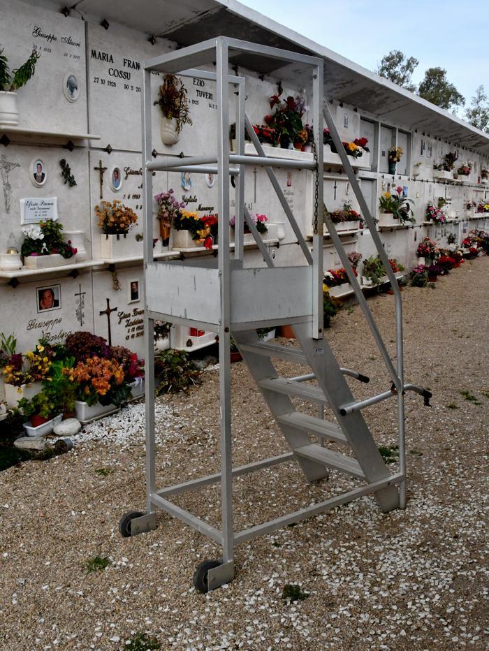 Ghiaia e fango, cimitero impraticabile 