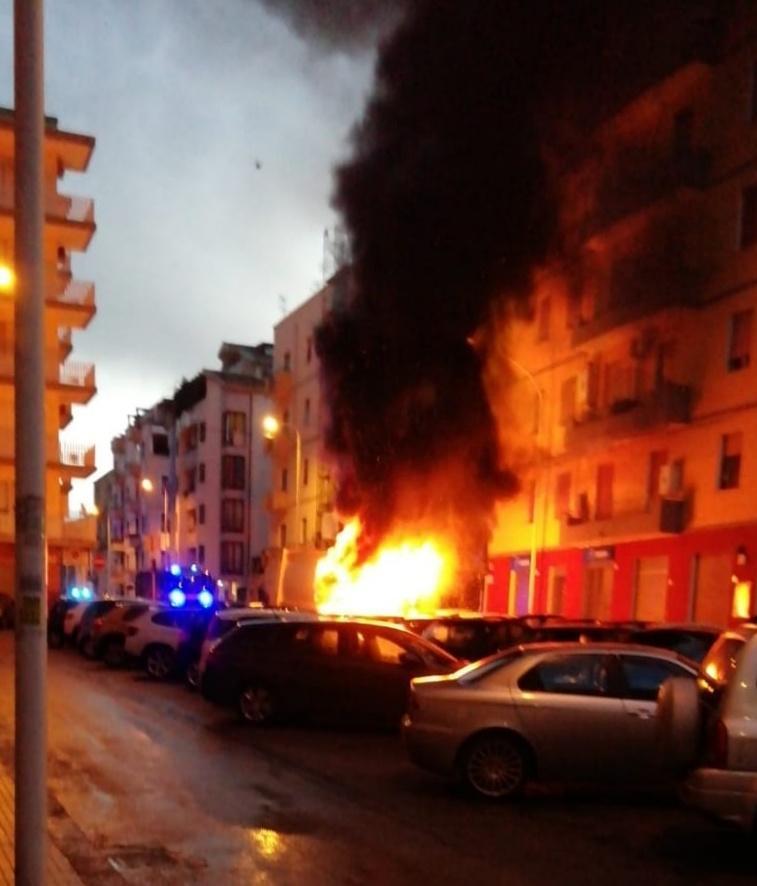 Brucia camion dei rifiuti in via Tempio: danni alle auto