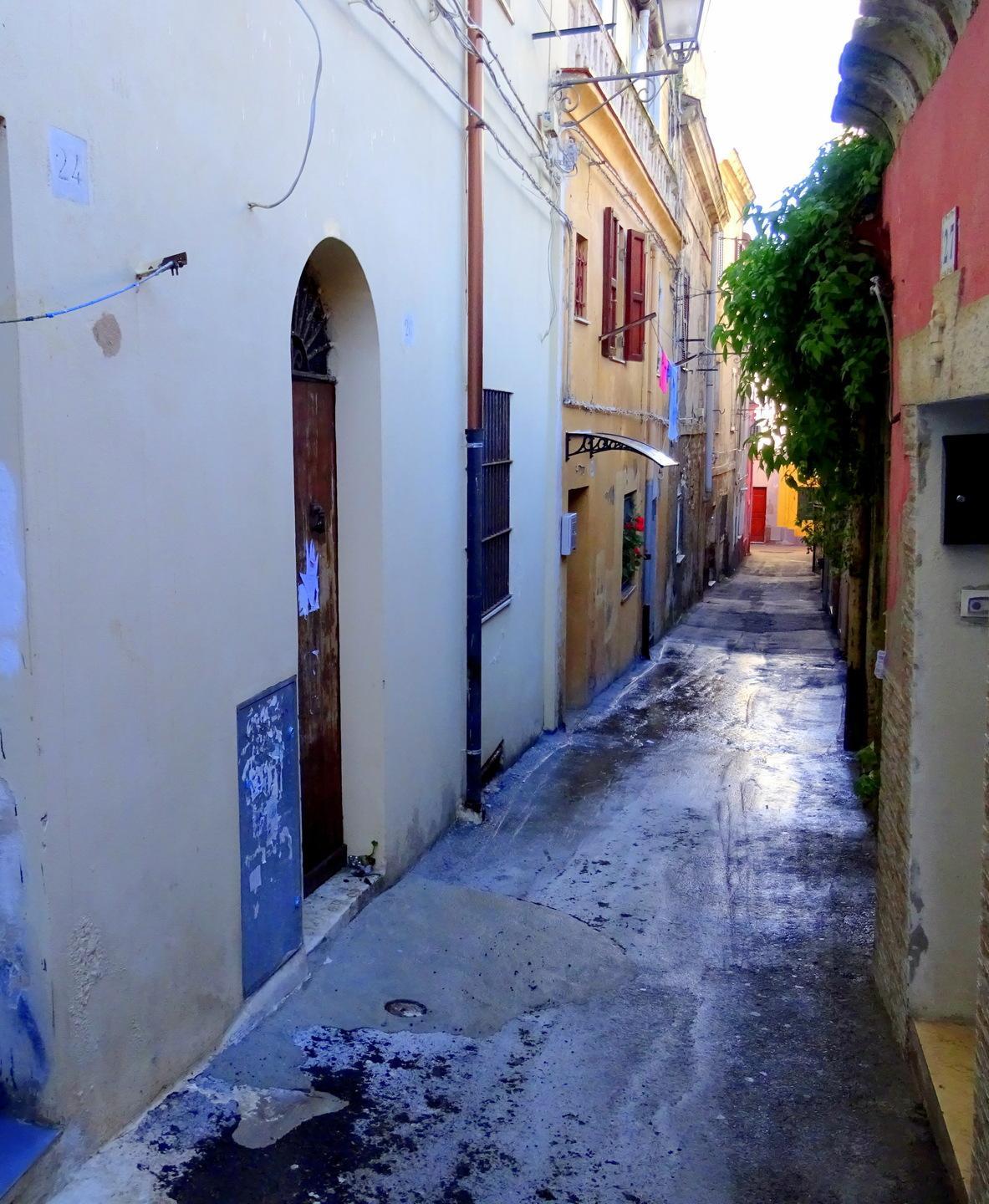 Nei vicoli del sesso volano preservativi fuori dalle finestre