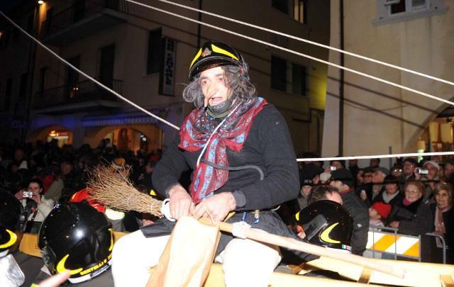 Fabrizio Mainardi nei panni della Befana volante durante una delle feste organizzate a Cascina