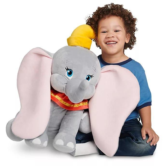 Il peluche di Dumbo donato dall'azienda al bimbo per festeggiare la Befana