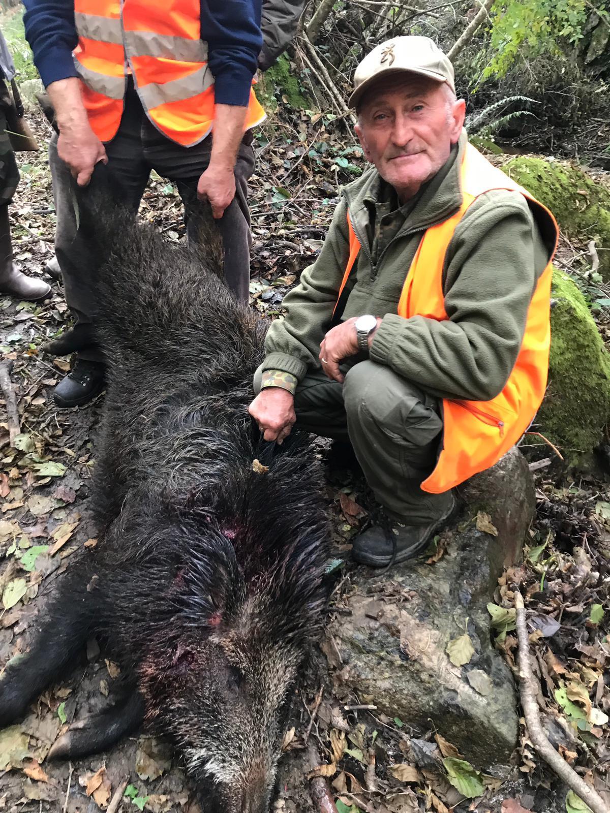 Silvano Civitelli, orgoglioso durante una battuta di caccia, con un cinghiale appena preso