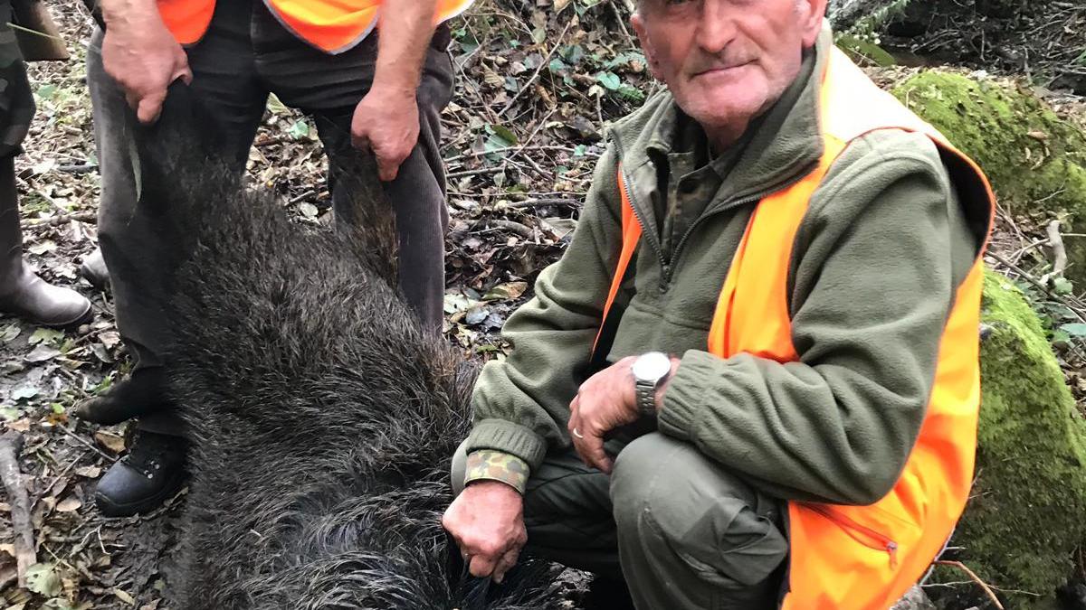 Silvano Civitelli, orgoglioso durante una battuta di caccia, con un cinghiale appena preso