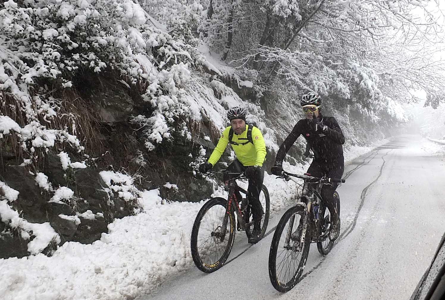 Il monte imbiancato attira decine di curiosi tra selfie e palle di neve: la magia del Serra in 10 scatti