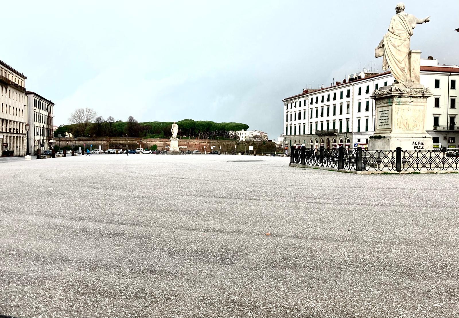 Piazza della Repubblica imbiancata dopo la grandinata