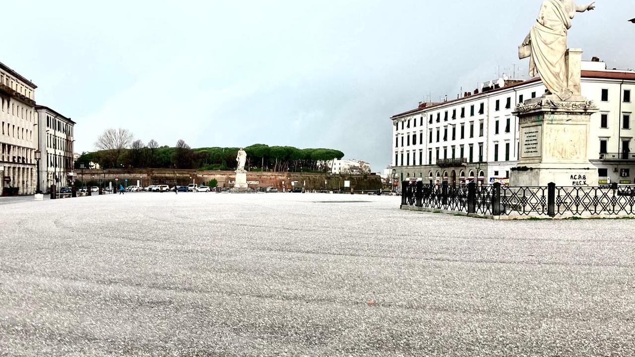 Piazza della Repubblica imbiancata dopo la grandinata