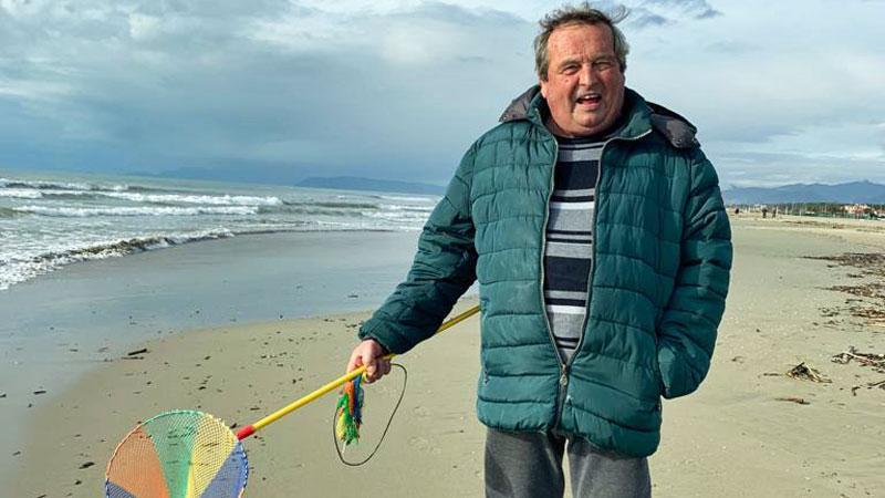 Angelo Bertuccelli sulla sua spiaggia: è il “redivivo” che a Tonfano davano tutti per morto
