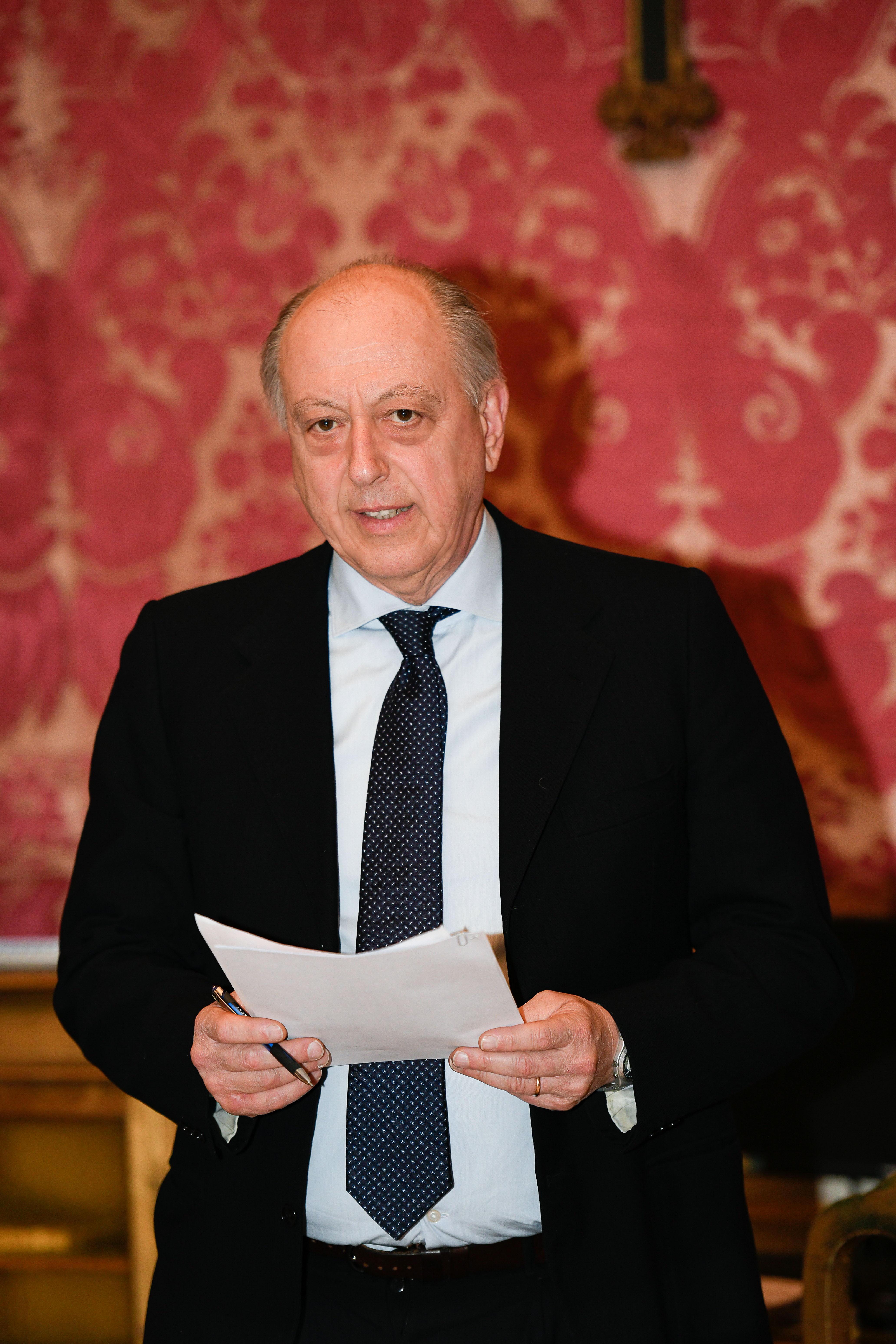 Vaccino anti-Covid, l’appello del sindaco: «Sorpreso dei medici che dubitano» 