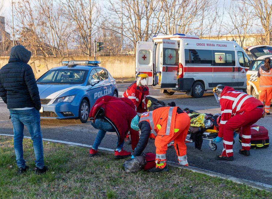 Ferrara, ferito e dolorante in via del Lavoro: "Sono inciampato"