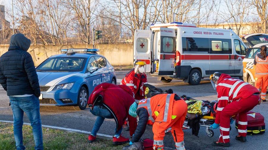 Ferrara, ferito e dolorante in via del Lavoro: "Sono inciampato"