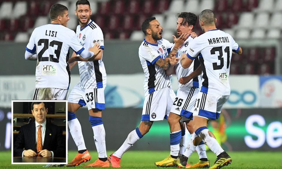 L’esultanza dei nerazzurri per un gol e nel riquadro Alexander Knaster