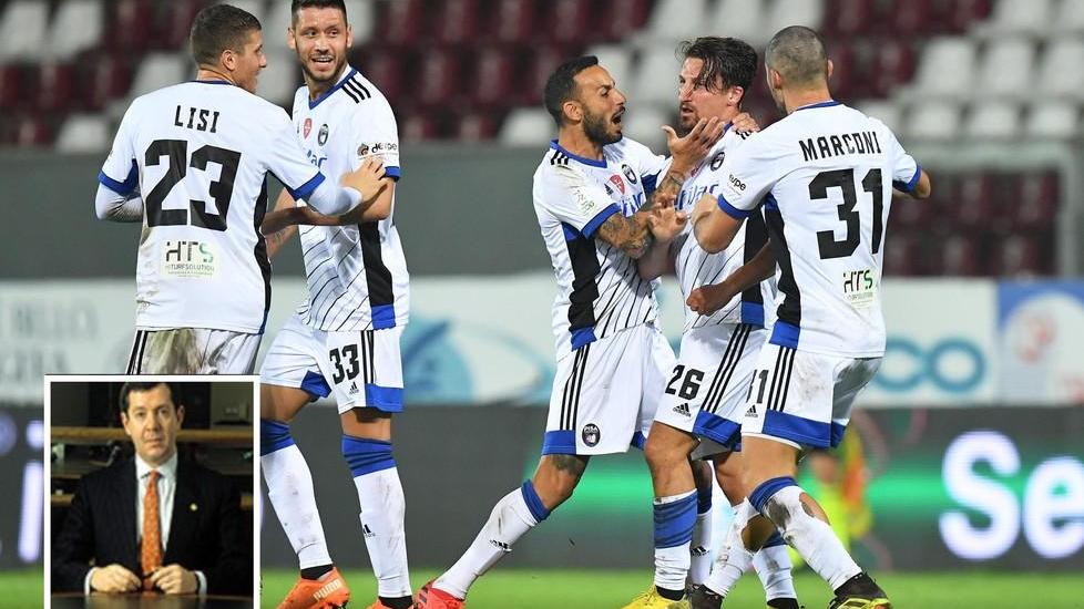 L’esultanza dei nerazzurri per un gol e nel riquadro Alexander Knaster
