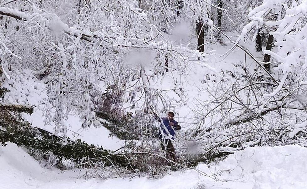 Le Pizzorne sommerse dalla neve record: i residenti liberano la strada per i soccorsi 