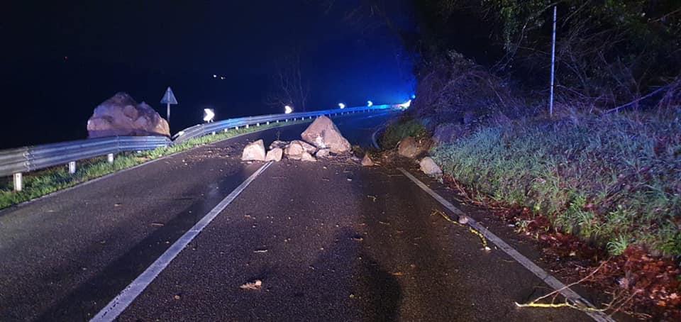 I massi che hanno ostruito la Ss 67 Tosco-Romagnola poco dopo il ponte di Camaioni