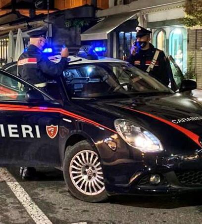 In giro durante il coprifuoco e con l’auto rubata: denunciati 