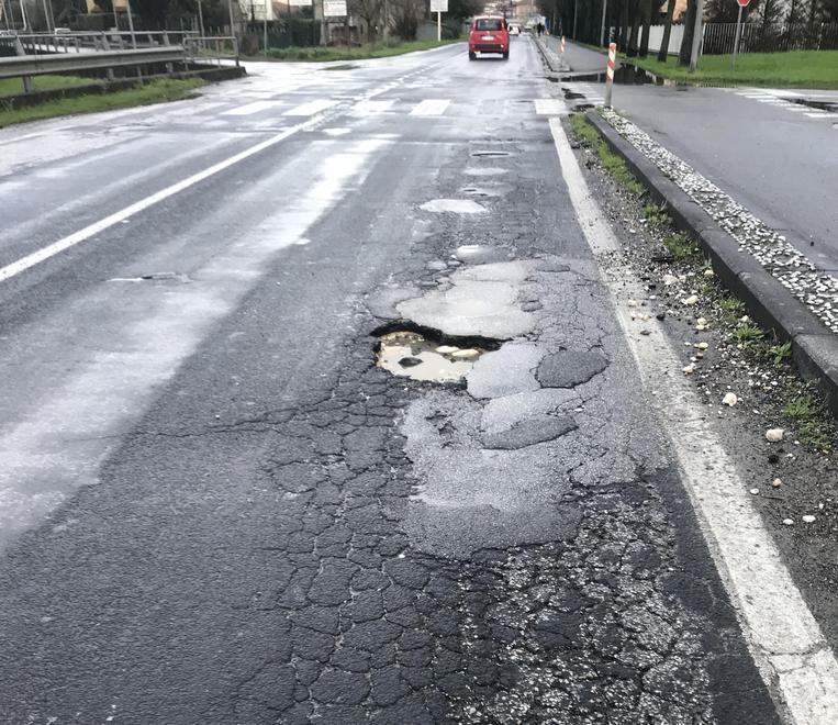 Buche pericolose in via Primo Maggio