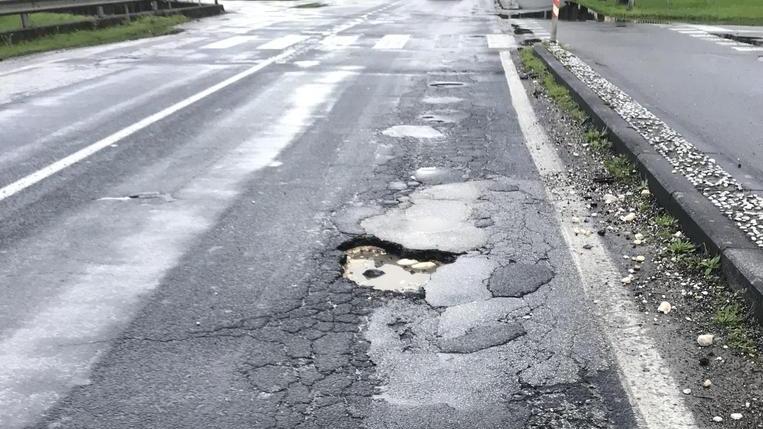 Buche pericolose in via Primo Maggio