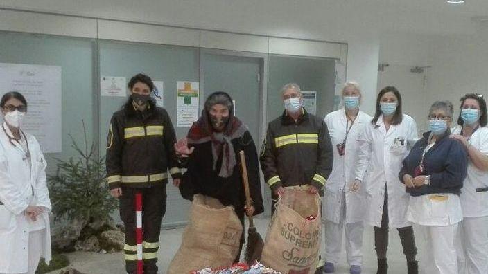 La Befana dei Vigili del fuoco porta calze e sorrisi al San Luca