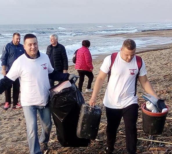 Al Quagliodromo tra tanta sporcizia un maialino morto e un altro delfino 