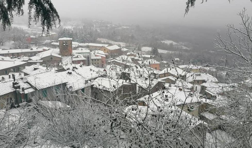 Tetti e strade imbiancate Il borgo entra in una fiaba