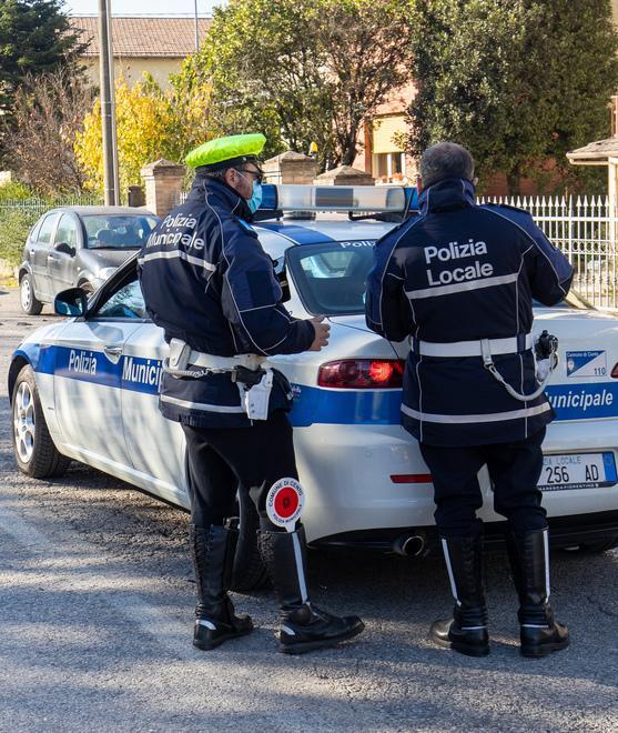Guida senza patente Due persone nei guai