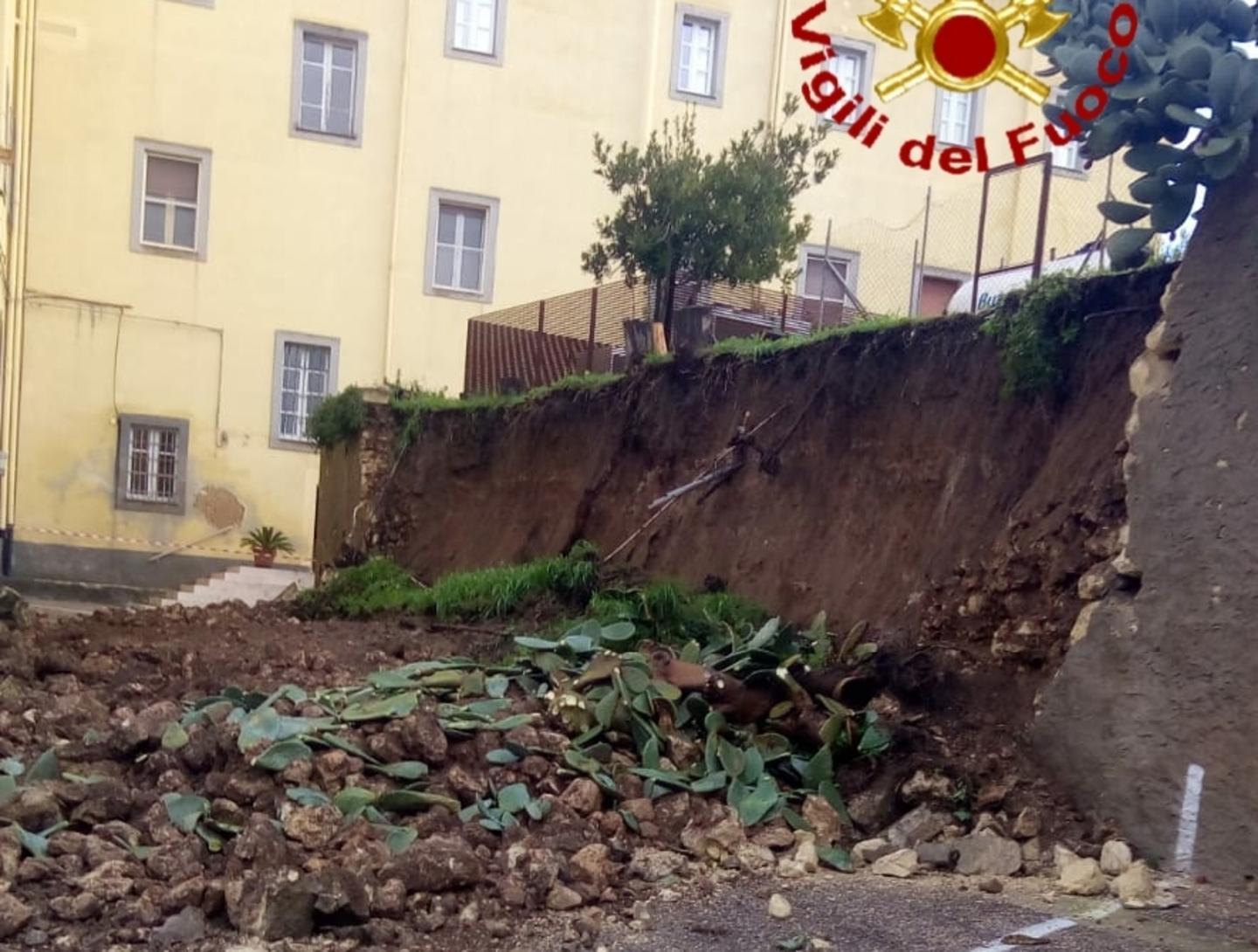 Frana il muro, bombolone a rischio 