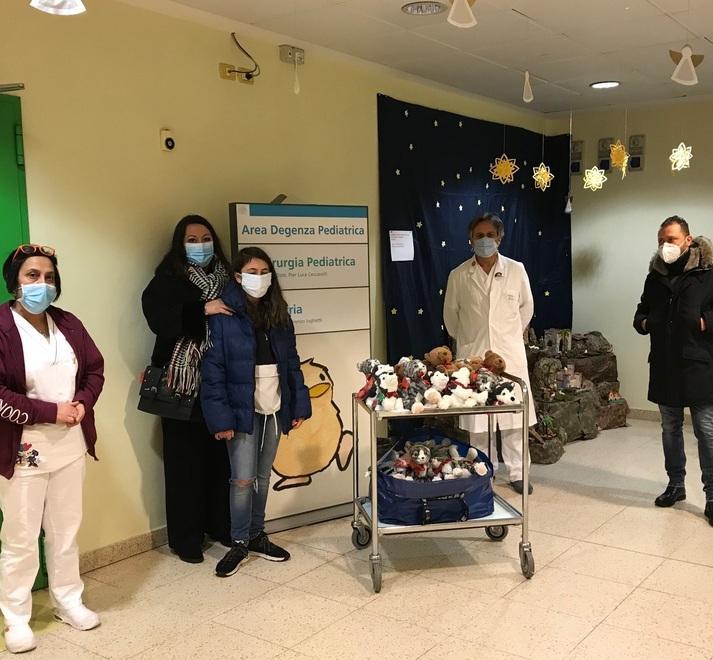 Modena La Befana è arrivata in corsia tra peluche e calze per i bimbi 