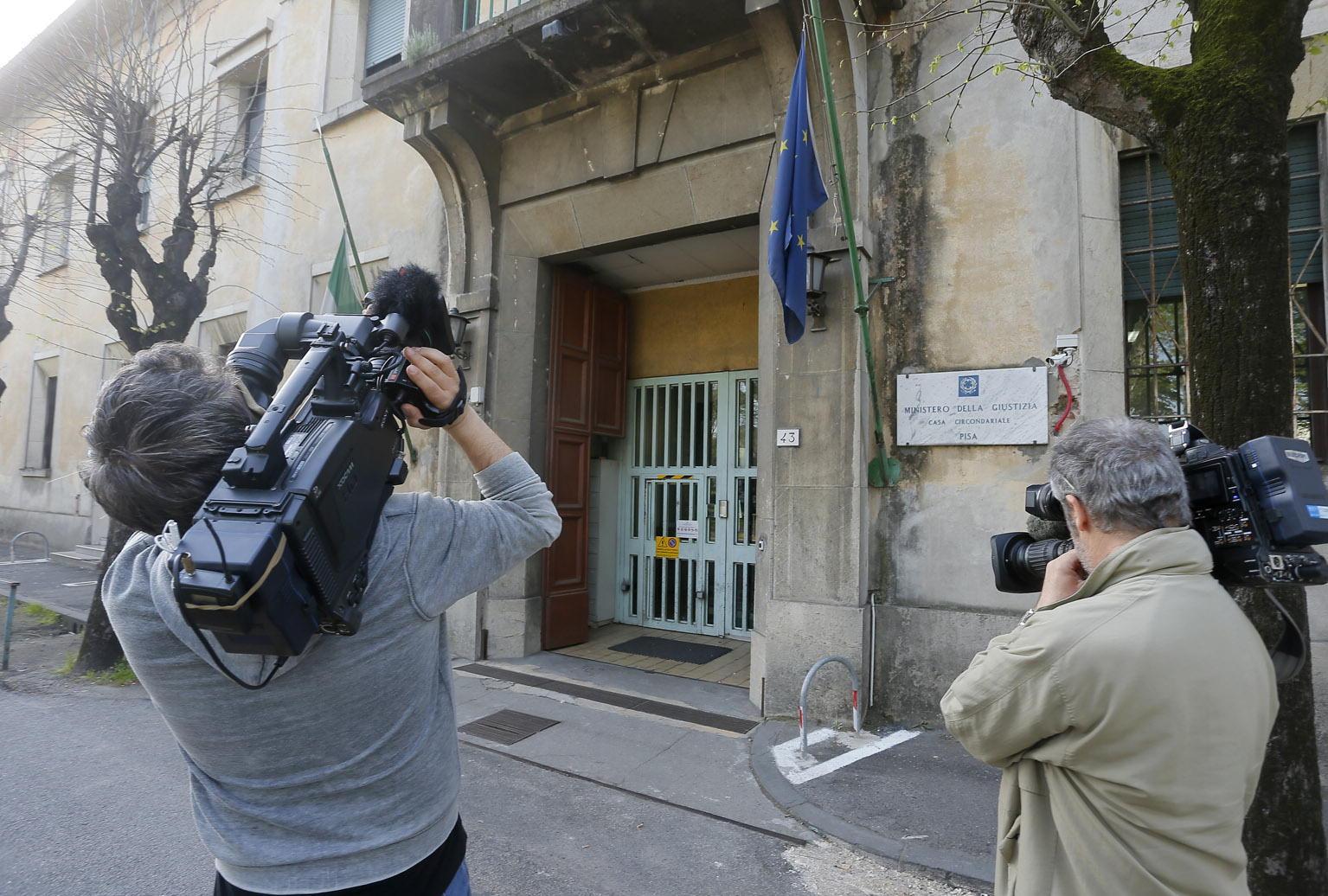«Sputi e calci nel colloquio non sorvegliato»