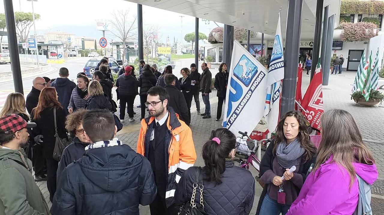 manifestazione all'aeroporto di Pisa