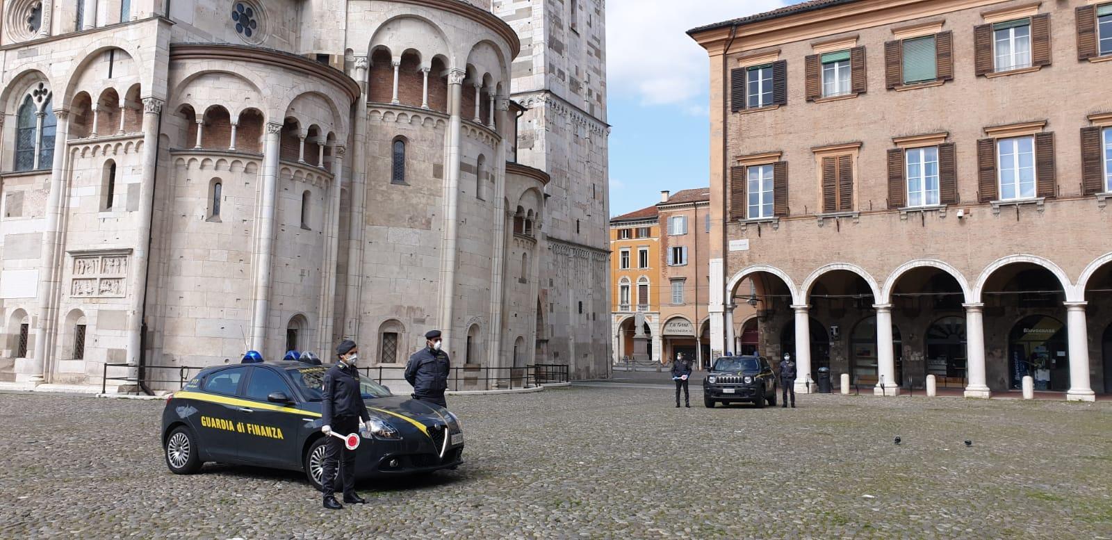 Modena, controlli anti Covid della Finanza: multati due bar e un supermercato