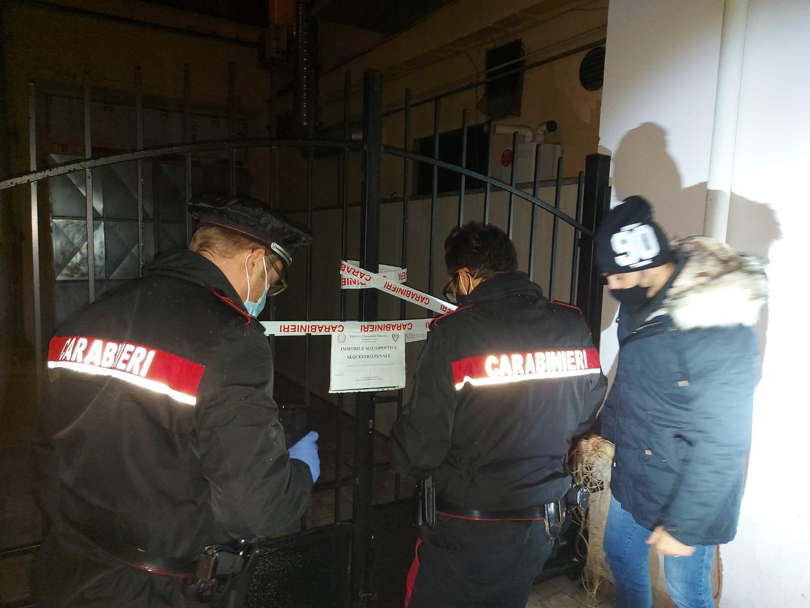 I carabinieri mentre appongo i sigilli all'ingresso del circolo di via Becherini