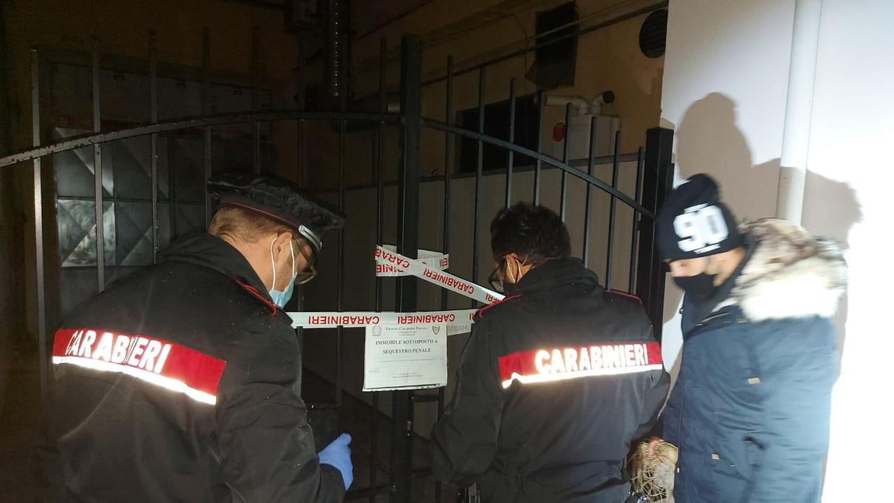 I carabinieri mentre appongo i sigilli all'ingresso del circolo di via Becherini