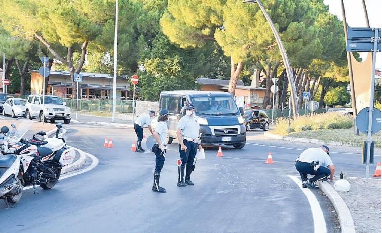 I rilievi poco dopo l'incidente alla rotatoria di viale Mascagni