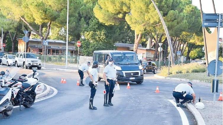 I rilievi poco dopo l'incidente alla rotatoria di viale Mascagni