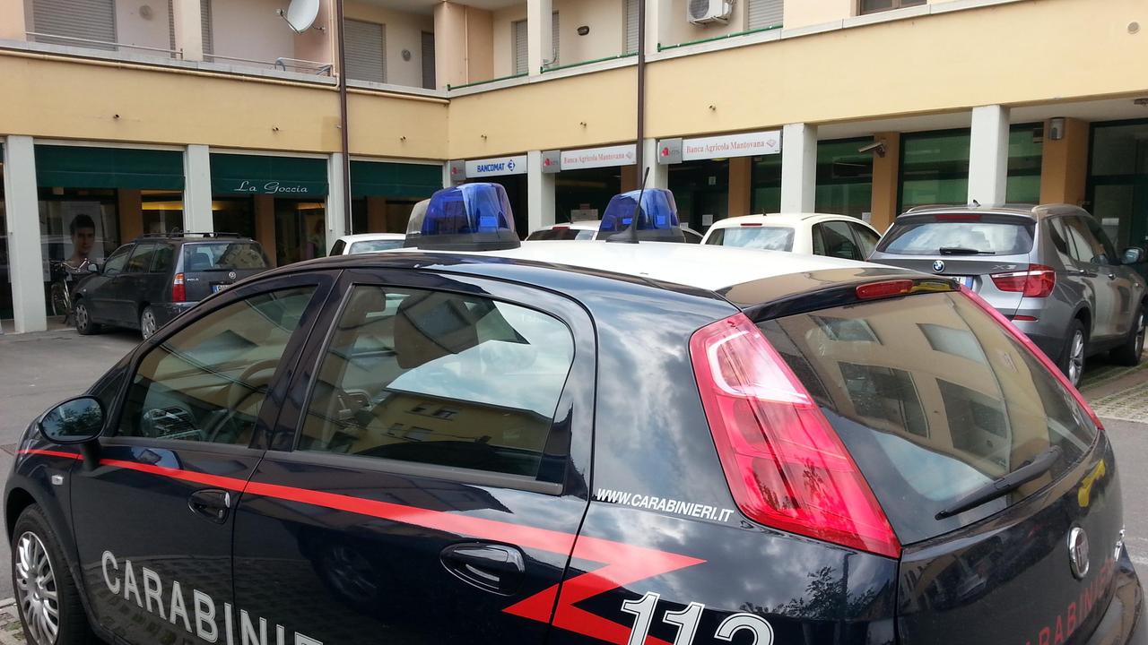 Il figlio non indossa la mascherina e lui inveisce contro i carabinieri, denunciato