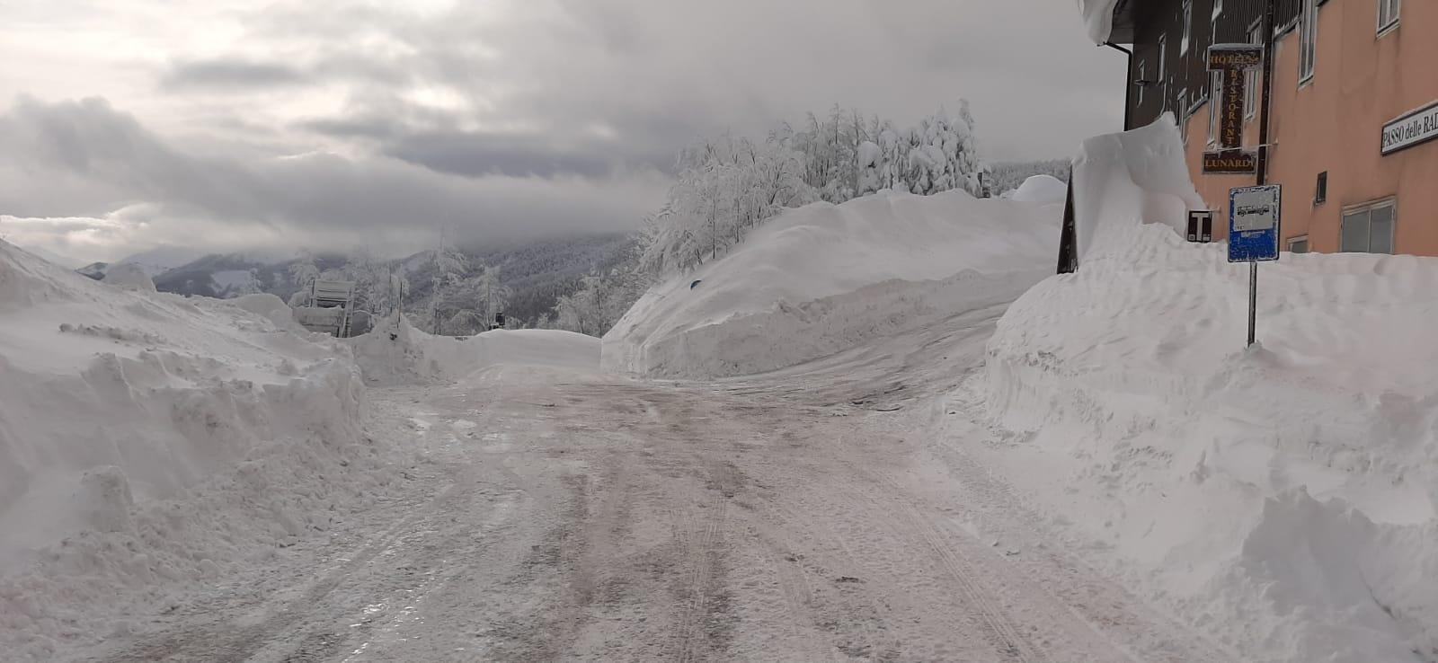 Maltempo in Appennino. Neve e detriti sulla strada, chiuso il lato toscano del Passo delle Radici 