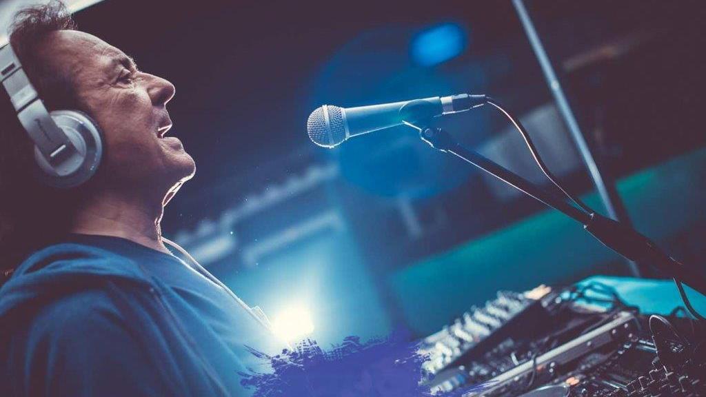 Il re dei dj, la colonna sonora dei nostri anni verdi, il grazie di una generazione intera a Riccardo Cioni