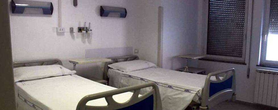 La denuncia di una figlia: «Mia madre non può usare il telefono, isolata in reparto» 