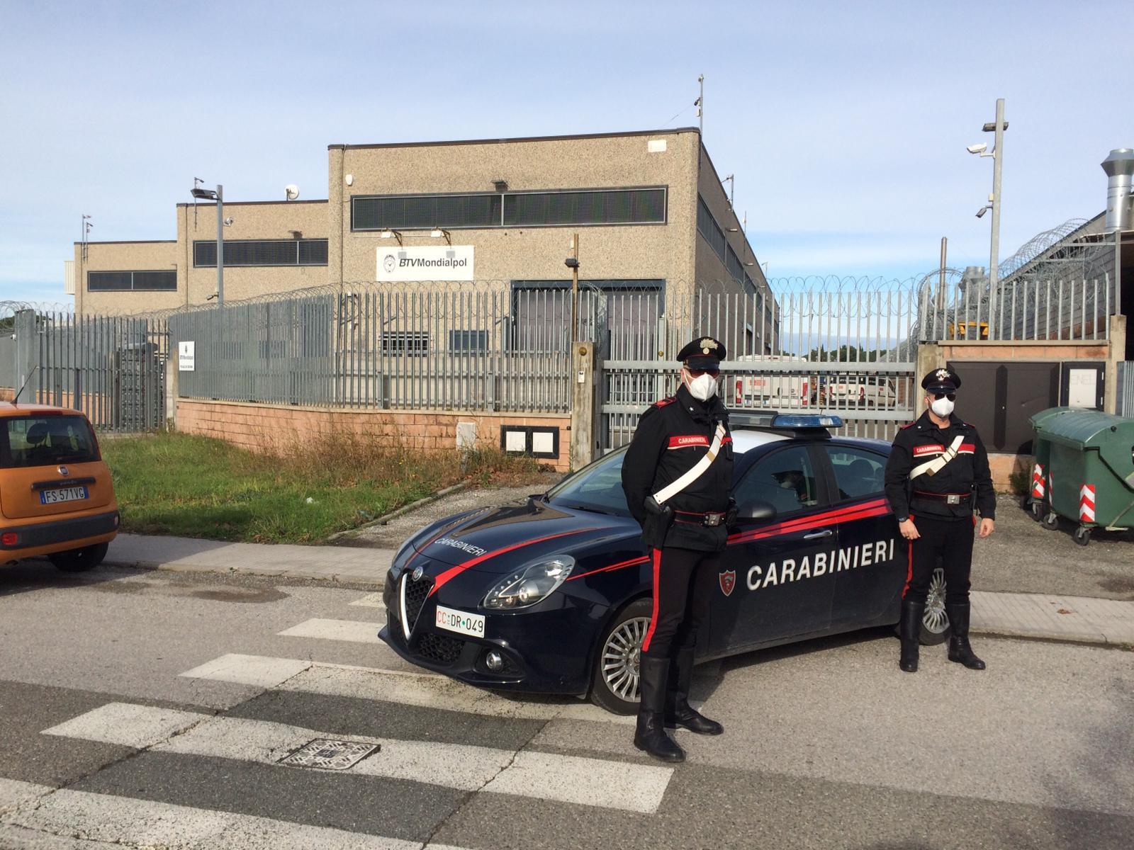 I carabinieri davanti alla Mondialpol di Cecina