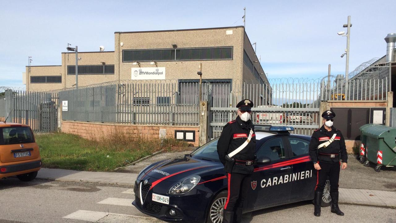 I carabinieri davanti alla Mondialpol di Cecina