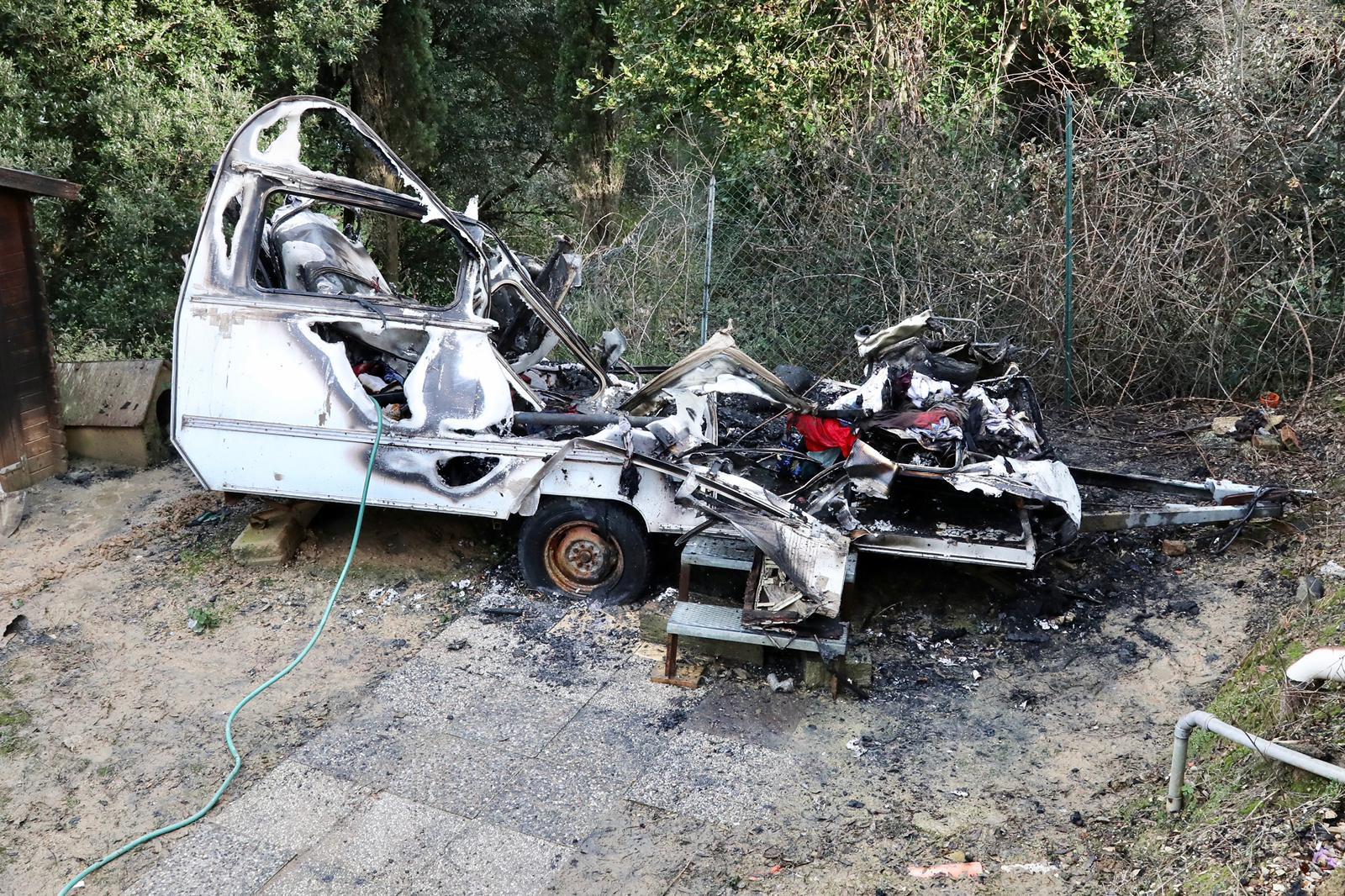 Il camper andato a fuoco (foto Marzi)