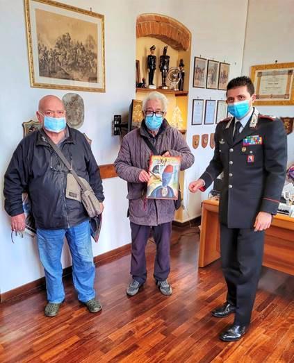 Trova 2.500 euro e li porta ai carabinieri