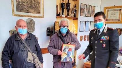 Trova 2.500 euro e li porta ai carabinieri