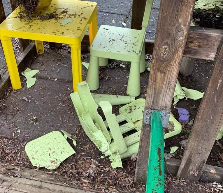 Vandalizzano tavoli e seggioline della scuola materna di Salvaterra 