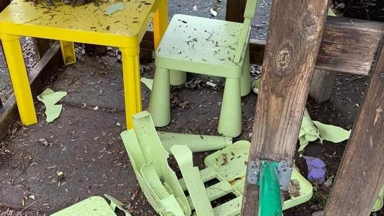 Vandalizzano tavoli e seggioline della scuola materna di Salvaterra