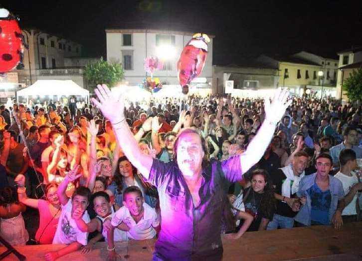 Un’immagine di Riccardo Cioni sul palco della Notte Bianca di Monsummano nel 2015