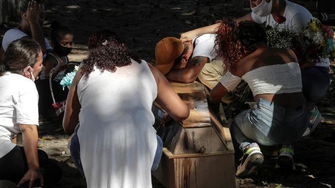 Covid: il Brasile supera le 200 mila vittime