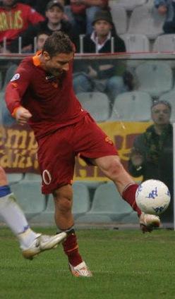 Ma questo dove l’ho già visto? Dimarco, quel gol come Totti 