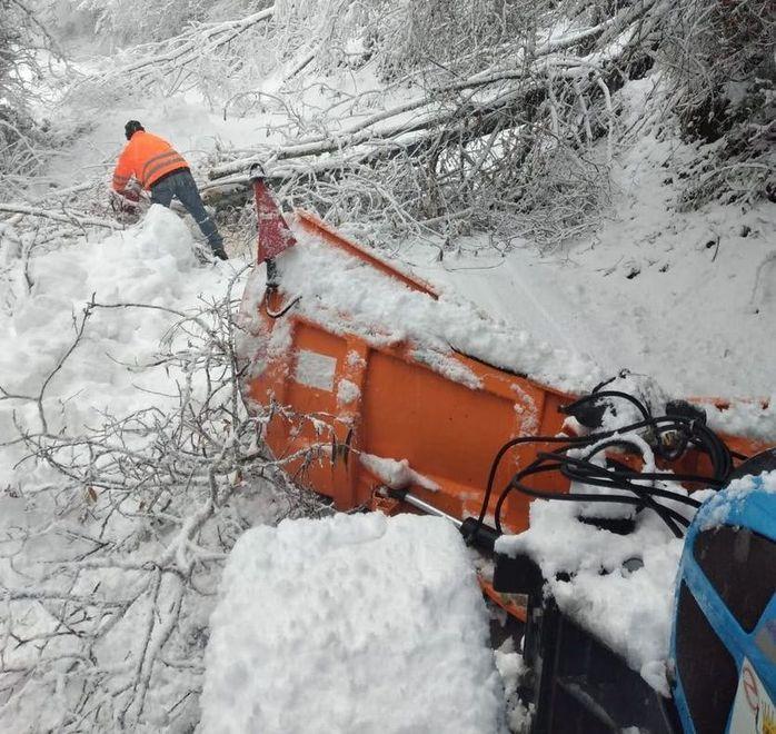 Spazzaneve in difficoltà per le auto rimaste bloccate 