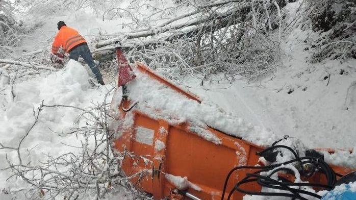 Spazzaneve in difficoltà per le auto rimaste bloccate